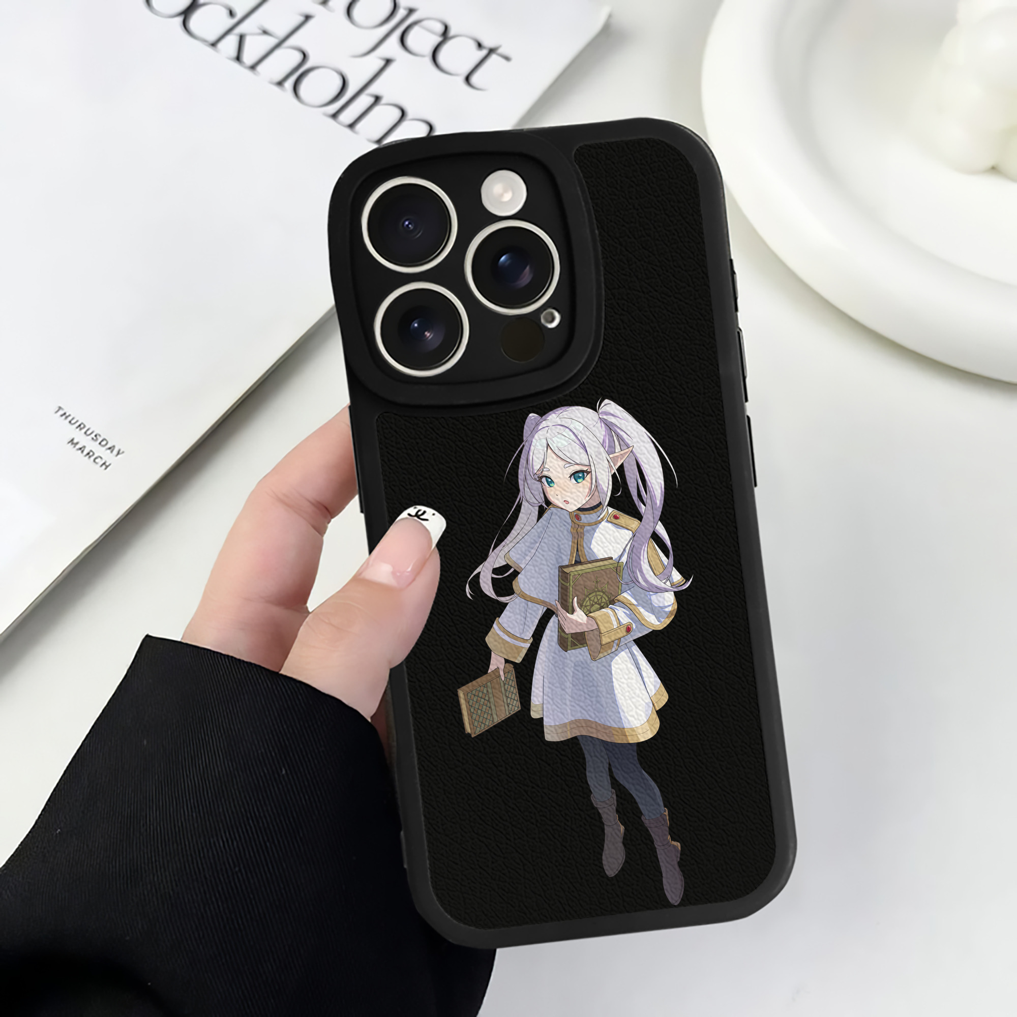 （画像用） 葬送のフリーレン Frieren 【iPhone 16シリーズ対応】シリコンスマホケース（レザー調） 材質：シリコン
